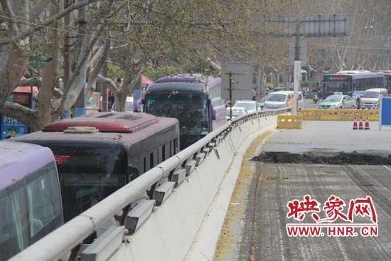 上下橋口圍擋處道路擁堵。