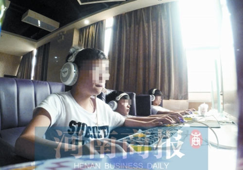這家名為優(yōu)客體育競技俱樂部的店內，有許多未成年人在上網(wǎng)玩游戲