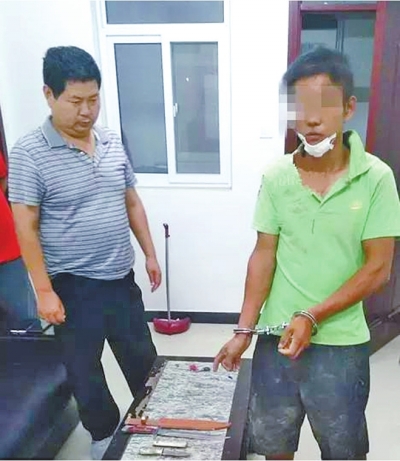 犯罪嫌疑人張某某（右）被抓時，挎包中被搜出兩把長約30厘米的尖刀