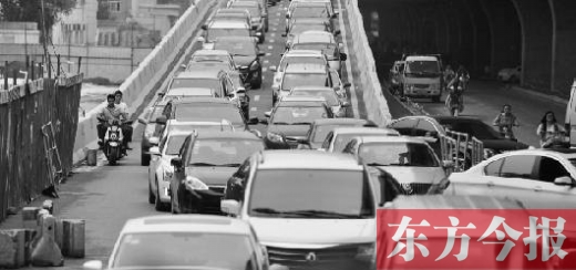 昨日，鄭州市大學路與隴海路交叉口處，因封閉施工，現場堵成停車場
