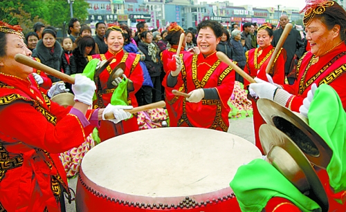 11月15日，鄧州廣大干部群眾載歌載舞慶祝黨的十八大勝利閉幕。