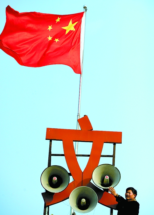 11月15日，新蔡縣磚店鎮(zhèn)黨員劉新峰在村口架起三個(gè)大喇叭，向群眾及時(shí)宣傳十八大精神。
