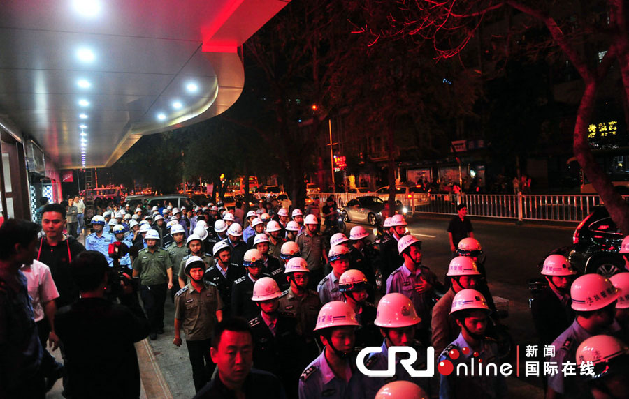 2012年12月26日晚，海南省三亞市，三亞市綜合行政執(zhí)法局河西大隊(duì)近百名城管上街執(zhí)法。