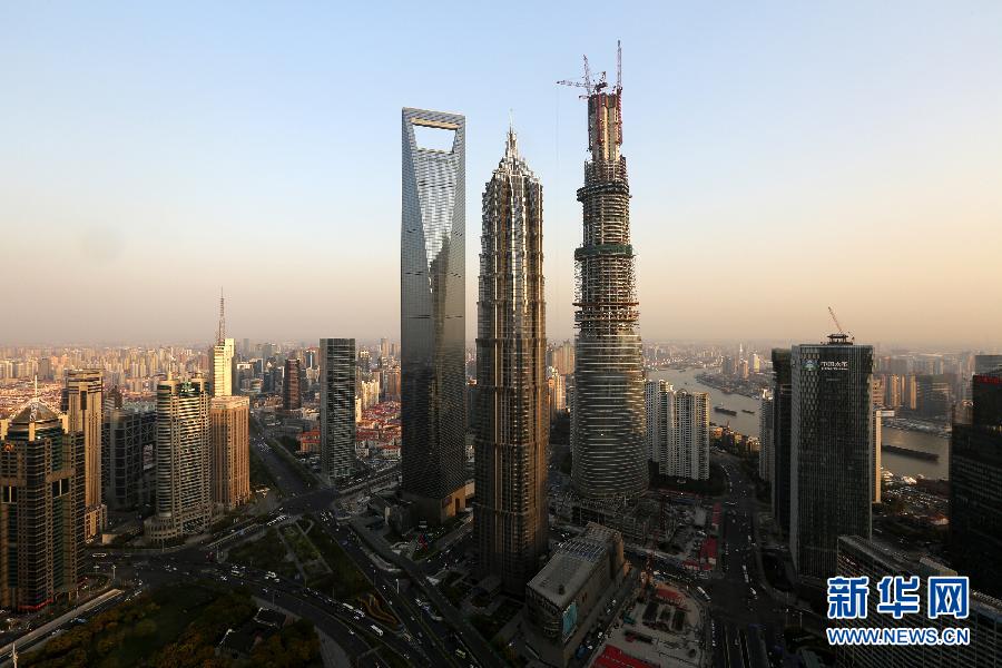 這是4月10日拍攝的上海陸家嘴，右側(cè)建設(shè)中的超高層建筑為上海中心大廈。