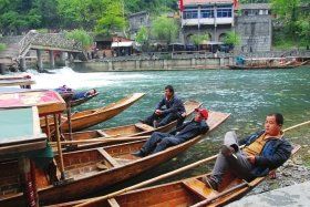 4月12日上午，湘西鳳凰縣杜田村，許多船只?？吭阢叺却慰?。據(jù)守候在此的船家們反映，到當(dāng)日上午11點(diǎn)還沒有出過(guò)一趟船，平時(shí)這個(gè)時(shí)候都已經(jīng)來(lái)回四五趟了。圖/實(shí)習(xí)記者楊旭