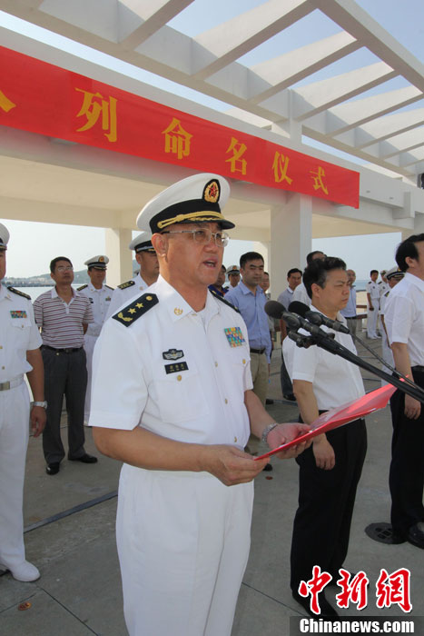 　南海艦隊司令員蔣偉烈宣讀了岳陽艦入列命名命令，并為該艦授旗、頒發(fā)命名證書。