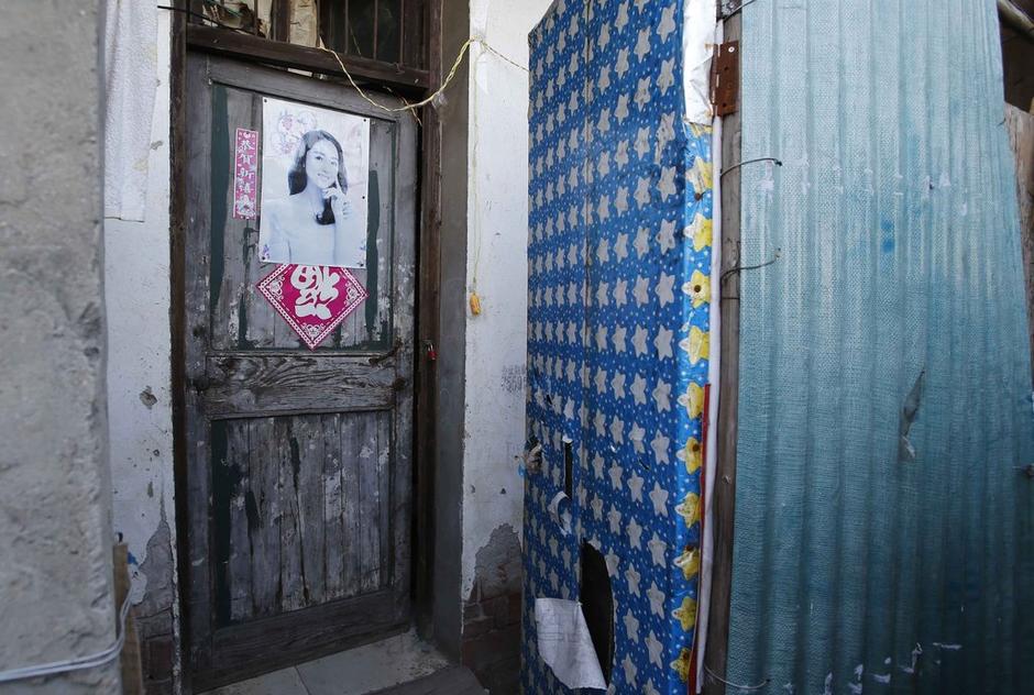 36歲的河南信陽打工者陳小龍?jiān)谶@里租了一間屋子住，2012年底開始，他偷偷在出租屋里挖地窖。