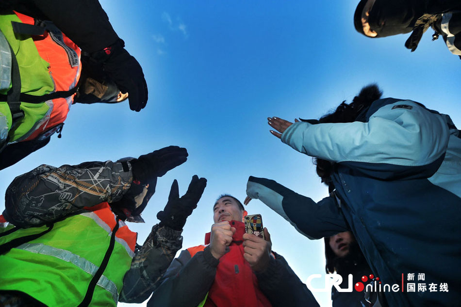 2012年12月23日，北京靈山，救援人員在積雪四十厘米多的山上搜救。