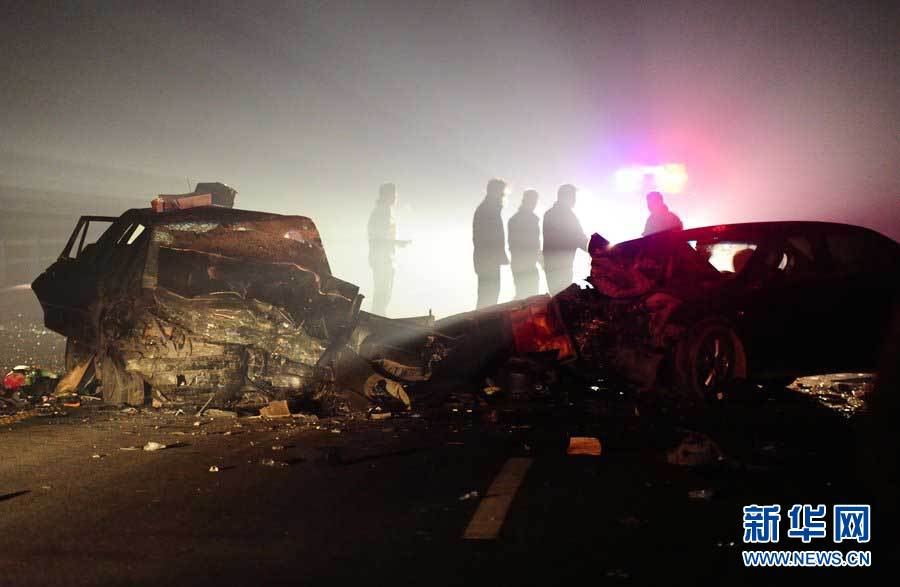2013年1月9日，合肥，事故現(xiàn)場，兩輛受損車輛已經全部變形