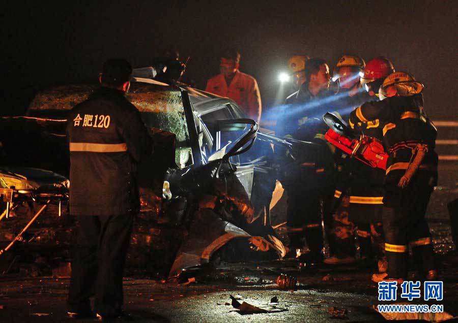 2013年1月9日，合肥，事故現(xiàn)場，兩輛受損車輛已經全部變形
