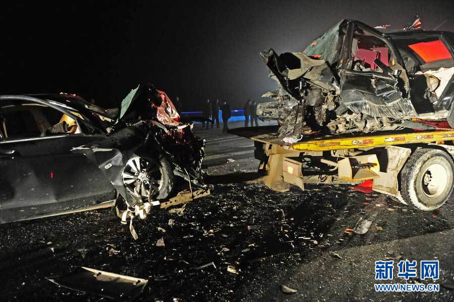 2013年1月9日，合肥，事故現(xiàn)場，兩輛受損車輛已經全部變形