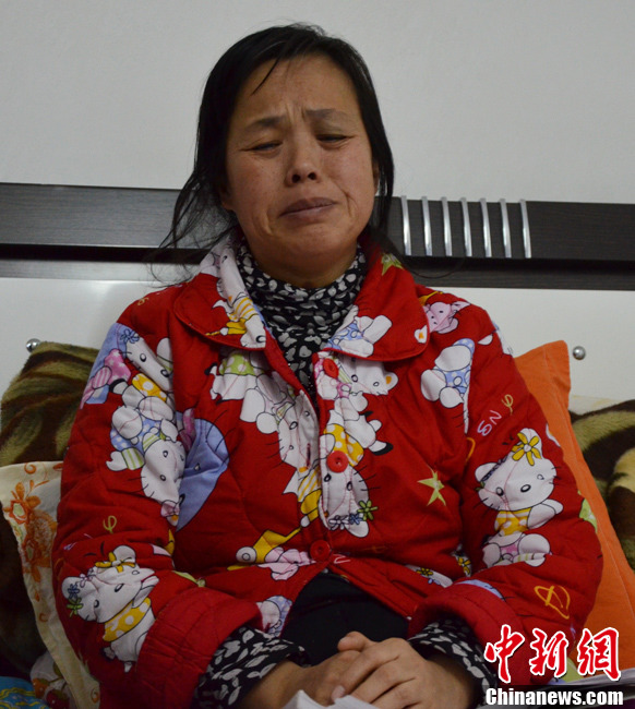 近日，記者在伊春市帶嶺區(qū)職工醫(yī)院廢棄太平間內(nèi)看到了陳慶霞，當(dāng)向記者講訴其兒子走失時(shí)，泣不成聲。