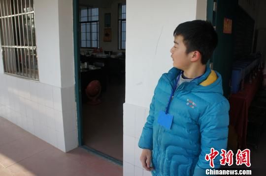 對(duì)于幾年如一日照顧他的同學(xué)余興泉，14歲的左臣心里充滿了感激。 李俊杰 攝