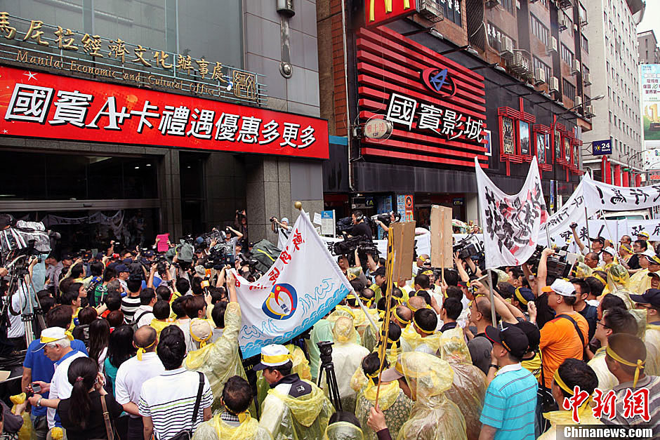 5月13日下午，屏東縣數(shù)百漁民北上臺北，冒雨在馬尼拉經(jīng)濟文化辦事處前抗議，要求菲律賓政府為攻擊臺漁船