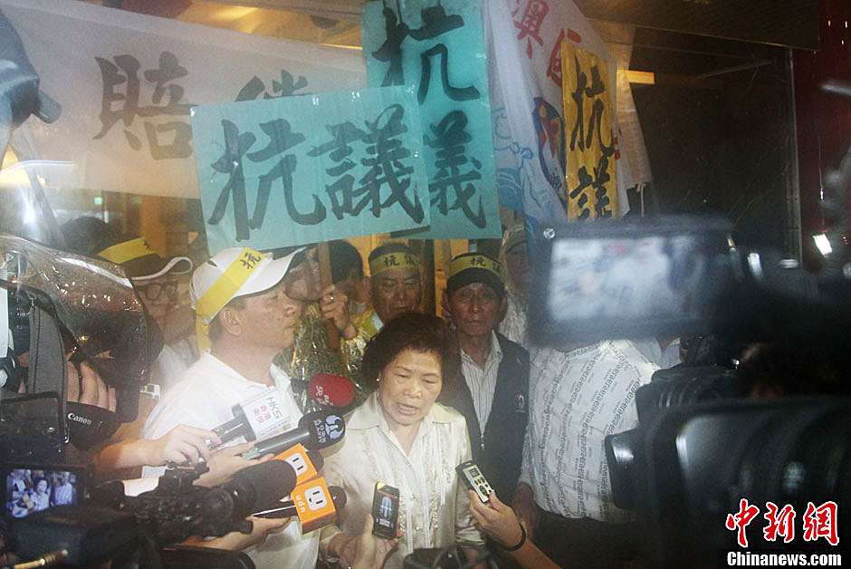 圖為死者洪石成的遺孀控訴菲相關人員暴行，呼吁菲方正式道歉。中新社發(fā) 董會峰/攝