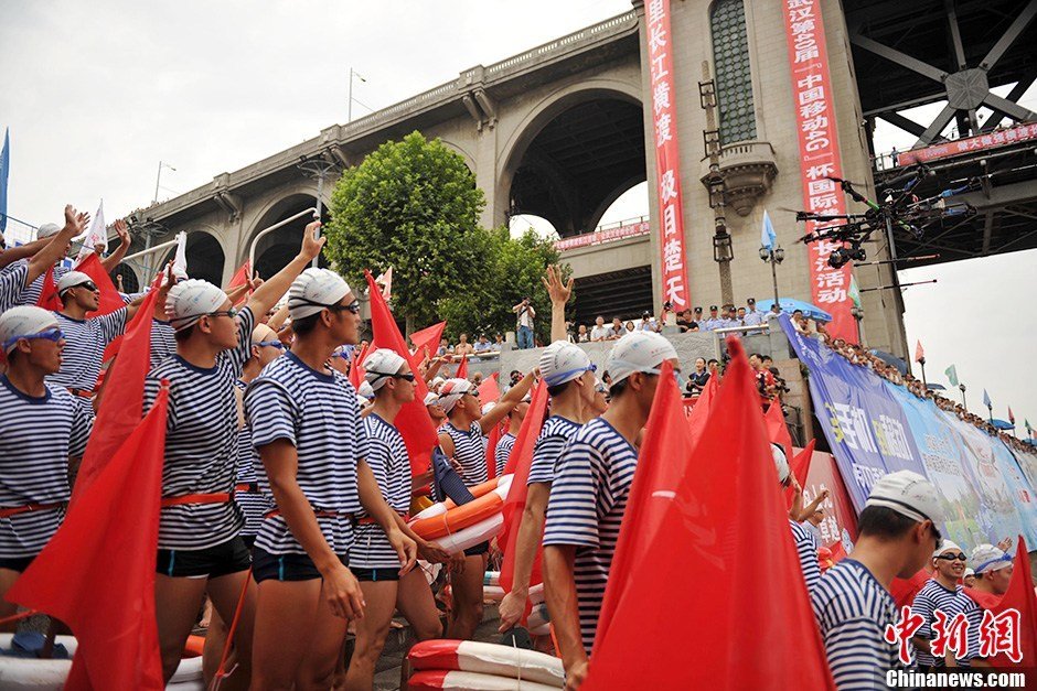 圖為28個(gè)橫渡方隊(duì)依次下水橫渡長(zhǎng)江。中新社發(fā) 張暢 攝