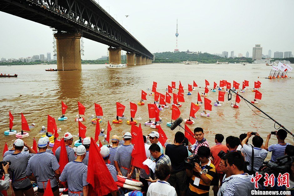 圖為江面上的橫渡方隊(duì)里的選手們劈波斬浪。中新社發(fā) 張暢 攝