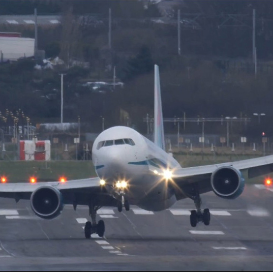 英國客機(jī)驚險降落