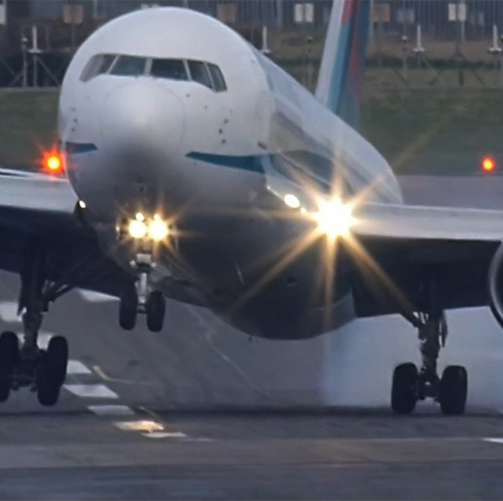 英國客機(jī)驚險降落