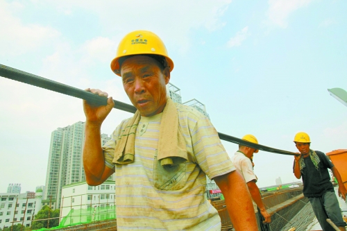 農(nóng)民工工作辛苦，權(quán)益理應(yīng)有保障。