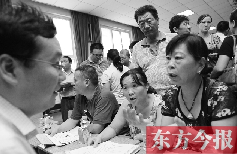 帶著孩子小升初的諸多疑問，眾多家長（右）向教育部門咨詢