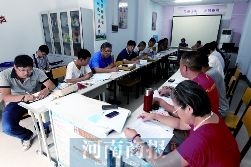 消費者代表和旁聽人員走進社區(qū)，聽取市民關于鄭州地鐵的意見和建議