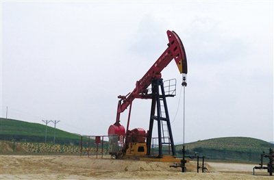 長慶油田標準化井場，位于定邊縣新安邊鎮(zhèn)店子坪村黃土高原上。