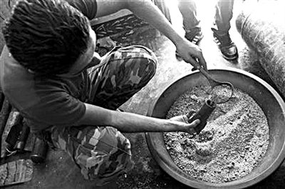 10日，敘反對(duì)派人員正在制作武器。