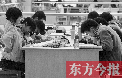 專家認(rèn)為，內(nèi)地高校對(duì)學(xué)生創(chuàng)造性、自主性的培養(yǎng)不及港校