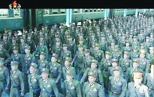 約2萬名朝鮮朝鮮人民軍基層軍官近日陸續(xù)抵達(dá)平壤，準(zhǔn)備出席軍方大會。