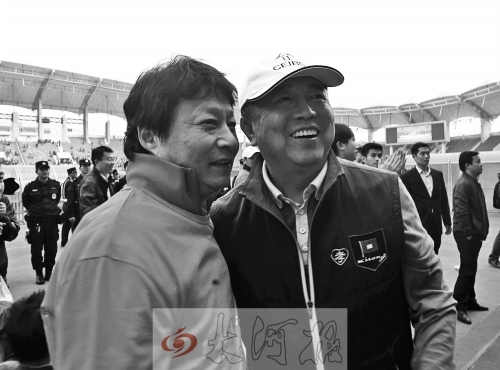 比賽結(jié)束后，老胡熱情擁抱老唐。