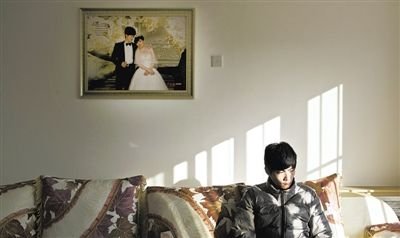 11月28日，青島膠南，丁海偉的婚房掛著與妻子的結(jié)婚照。如今妻子和未出世的孩子都已離世。新京報(bào)記者 周崗峰 攝