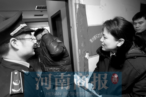 城管巡回法庭法官，到因違反城市管理的受罰當事單位送傳票