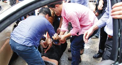 昨日，警方和市民們一起砸窗將肇事者控制。當(dāng)日，福州閩侯縣，一名男子駕駛小車在青口鎮(zhèn)奔馳大道附近撞人后逃逸，事故致7人死亡，12人受傷。圖/CFP