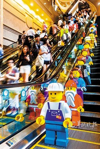 香港時(shí)代廣場今年推出樂高圣誕村，樂高人偶烘托節(jié)日氛圍