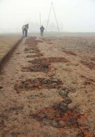 　　鋸齒狀的大型建筑基址。