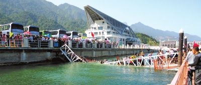 昨天上午10點左右，江西廬山西海風(fēng)景區(qū)司馬旅游碼頭發(fā)生橋面塌陷事故，造成18名游客擦傷或落水。景區(qū)表示，目前已對擦傷或落水游客進行有效救治和妥善處置，并對游客損失的財物進行登記。