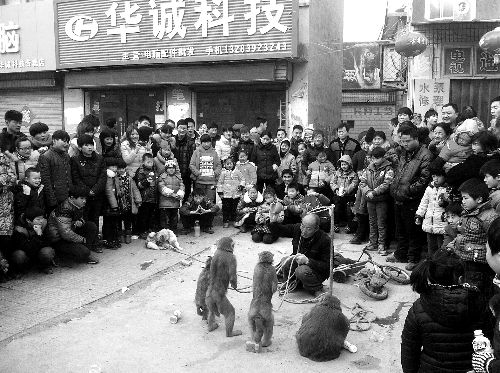 比春運(yùn)更擠的地方是?？h廟會(huì)(組圖)