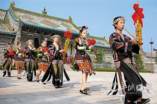 山東臺兒莊古城內(nèi)，來自外地的演員表演蘆笙舞 王建華 攝