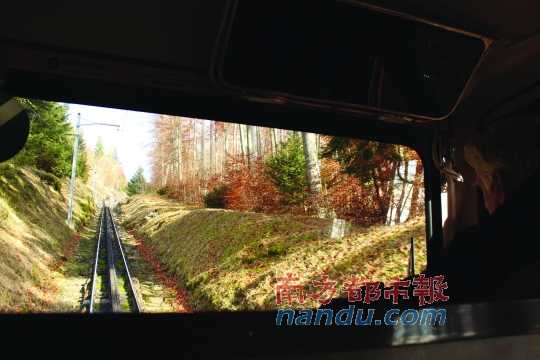 小火車一路向上，沖破云層，豁然開朗，乘客們的歡呼聲適時響起，一切漸入佳境。