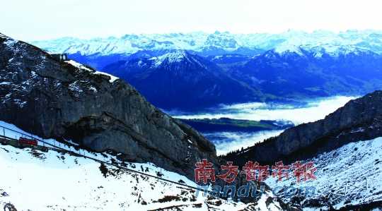  齒軌火車在皮拉圖斯山上穿行，如同紅色的龍在山中游弋。