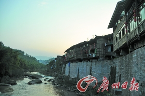 　　夕陽下的古鎮(zhèn)。　
