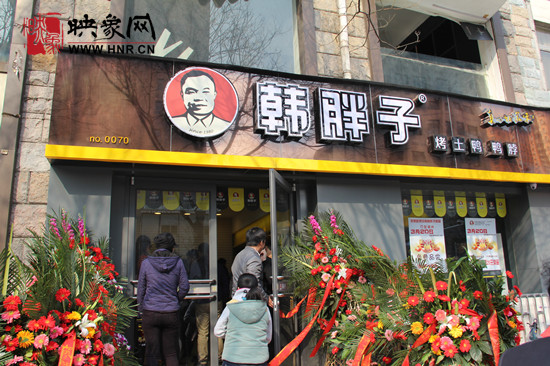 　　“韓胖子”千只茶香雞茶香鴨捐贈(zèng)環(huán)衛(wèi)工人、農(nóng)民工學(xué)子和鄭州市社會(huì)福利院。