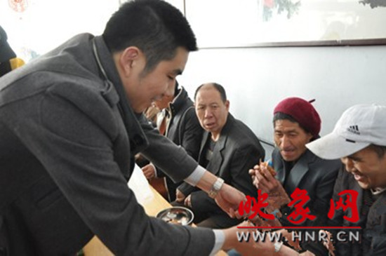 　　“韓胖子”千只茶香雞茶香鴨捐贈(zèng)環(huán)衛(wèi)工人、農(nóng)民工學(xué)子和鄭州市社會(huì)福利院。