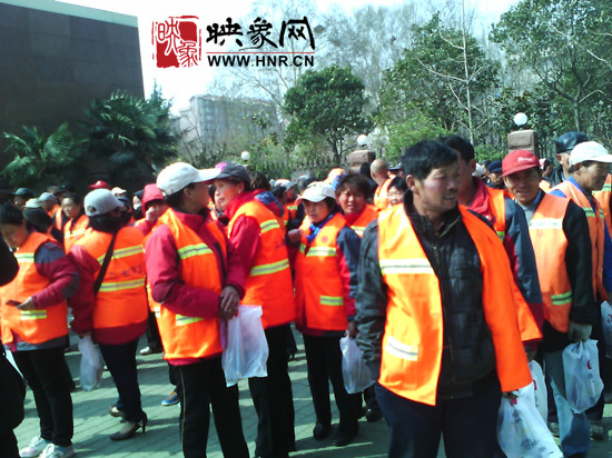 　　“韓胖子”千只茶香雞茶香鴨捐贈(zèng)環(huán)衛(wèi)工人、農(nóng)民工學(xué)子和鄭州市社會(huì)福利院。