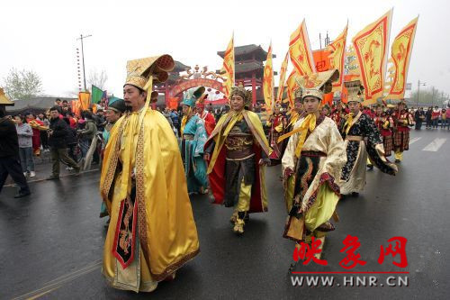 　　3月30日上午,開(kāi)封市舉行2013中國(guó)(開(kāi)封)清明文化節(jié)踏春巡游活動(dòng)?！?　　