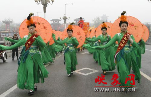 　　3月30日上午,開(kāi)封市舉行2013中國(guó)(開(kāi)封)清明文化節(jié)踏春巡游活動(dòng)?！?　　