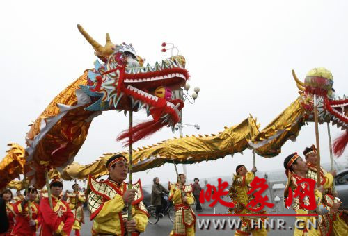 　　3月30日上午,開(kāi)封市舉行2013中國(guó)(開(kāi)封)清明文化節(jié)踏春巡游活動(dòng)。　 　　