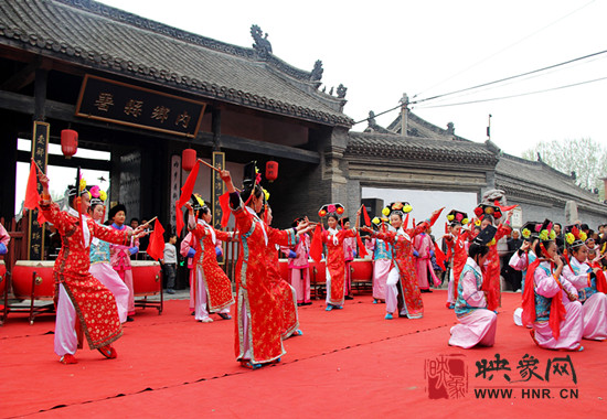 游客參觀清明小長假新推出的本土特色節(jié)目《鼓樂迎賓》。
