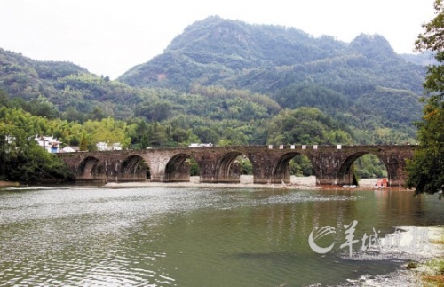 齊云山登封橋是登山的隘口,始建于明代,造型古樸典雅,蔚為壯觀。